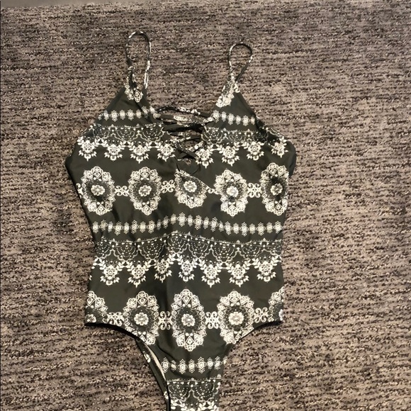 Guess bathing suit brand new with tags - Picture 4 of 5